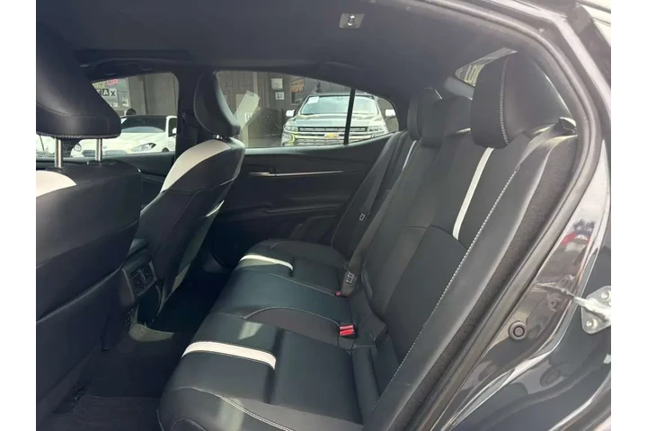 2025 Camry SE image 7