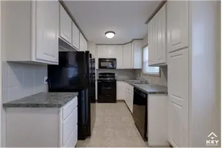 $1300 : Rental property with 3 bedro image 7