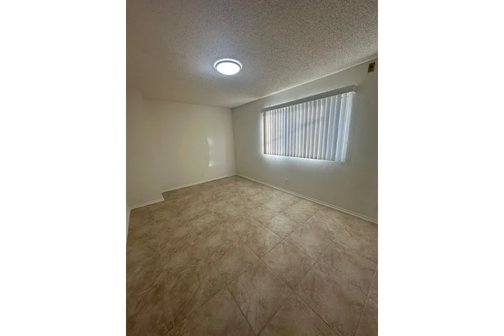 SOLAMENTE (55+) APTS DE 1 REC. image 3