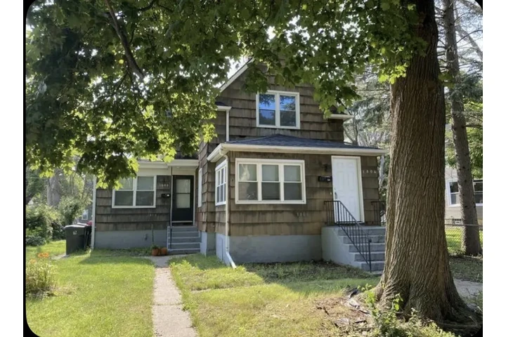 $1500 : Apartment building image 2