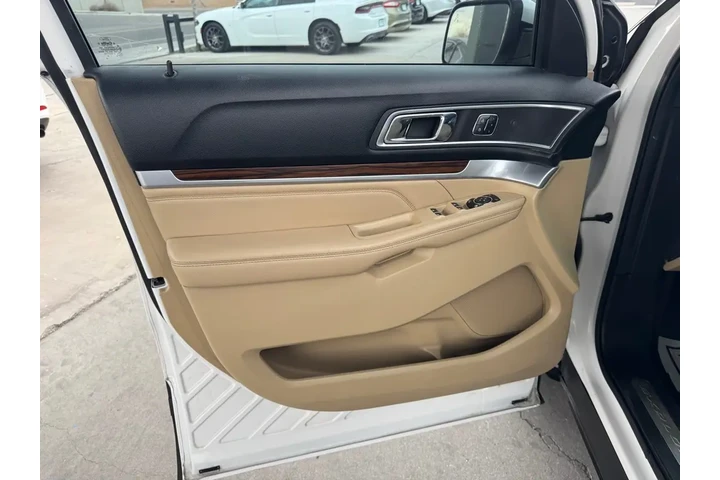 2016 Explorer Limited FWD image 10