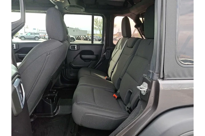 $27900 : Jeep Wrangler Unlimited 2021 image 10