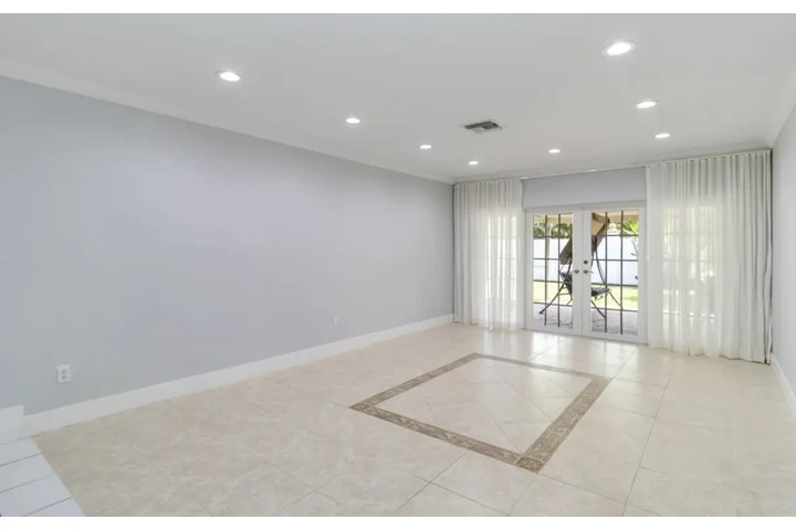 $2500 : 3Bed Home available in Miami image 3