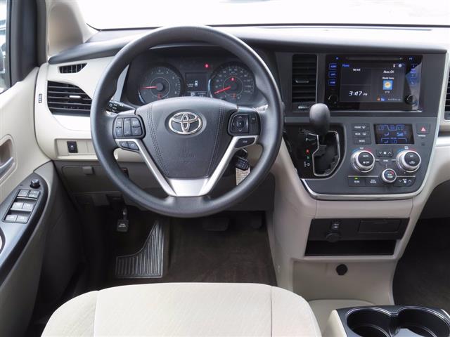 $15000 : 2017 Toyota Sienna LE Minivan image 3