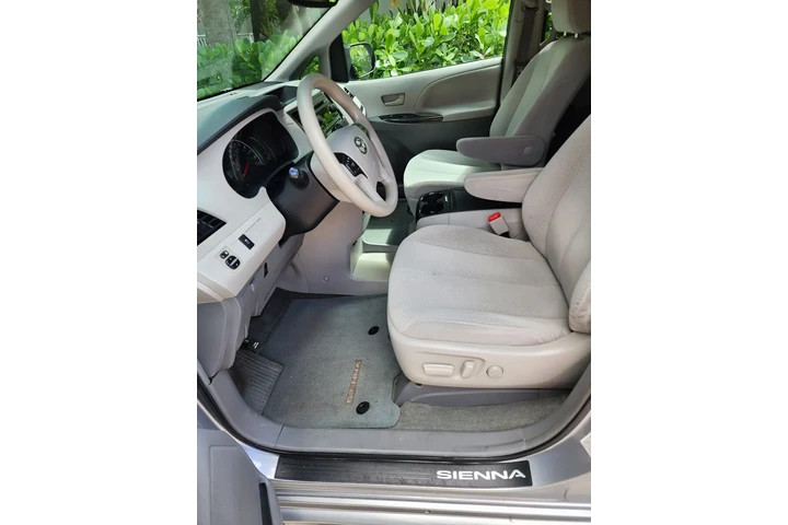 $9900 : 2015 Toyota Sienna LE Minivan image 7