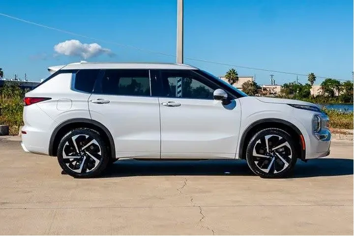 $21997 : Mitsubishi Outlander 2022 SE image 4