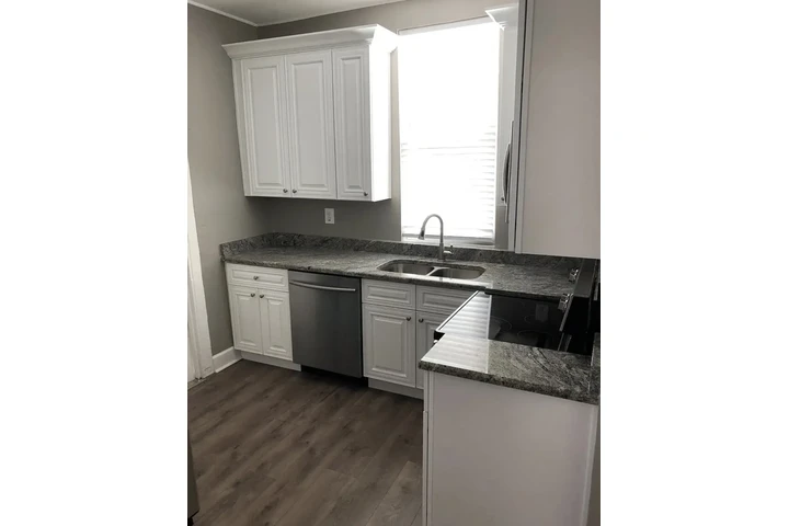 $900 : Newly renovated Hardwood floor image 3