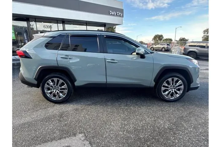 $31890 : Toyota RAV4 2023 AWD XLE Pre image 10