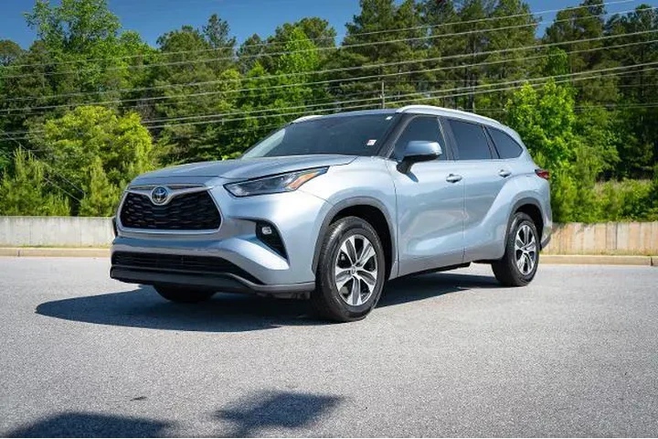 $39874 : Toyota Highlander 2023 LE 4d image 3