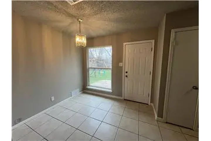 $1050 : Rental property with 3 bedro image 7