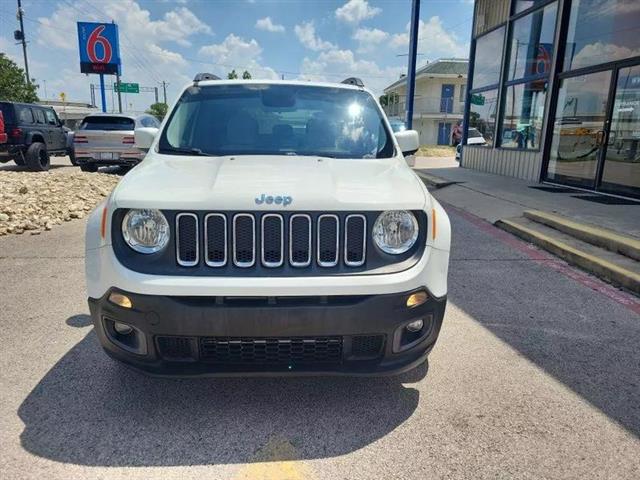 2016 Renegade Latitude FWD image 2