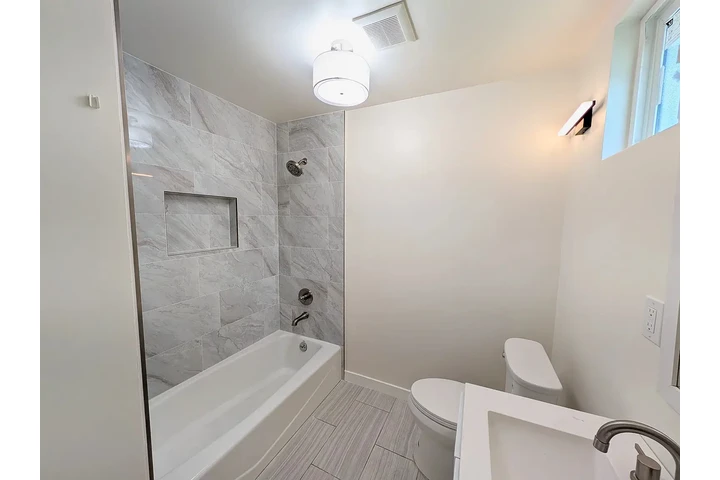 $2350 : Welcome to your dream home! image 6