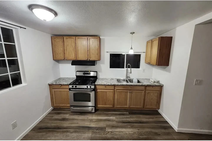 $1000 : Spanish-style, freshly remodel image 2