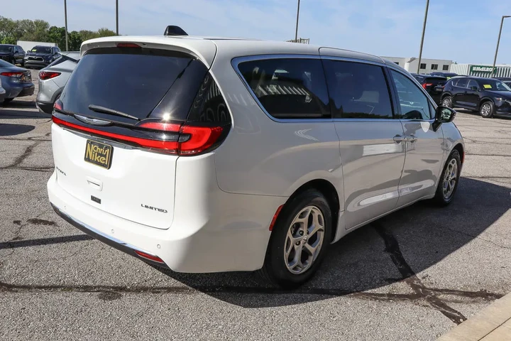 $31287 : 2024 Pacifica Limited FWD image 4