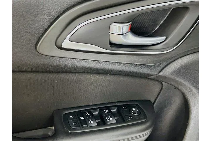 $9975 : Chrysler 200 2015 Limited 4d image 9