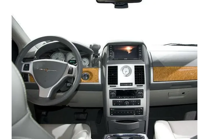 2010 Town and Country LX image 5