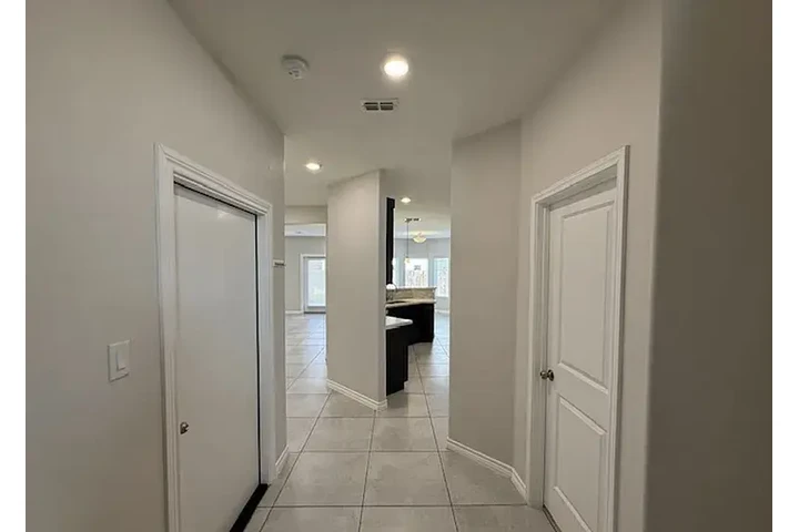 $2000 : HOUSE RENT AVAILABLE LAREDO TX image 8