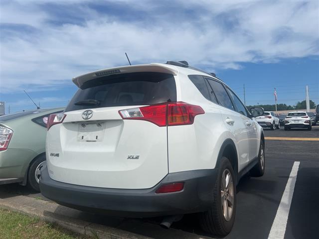 $8000 : PRE-OWNED 2014 TOYOTA RAV4 XLE image 10