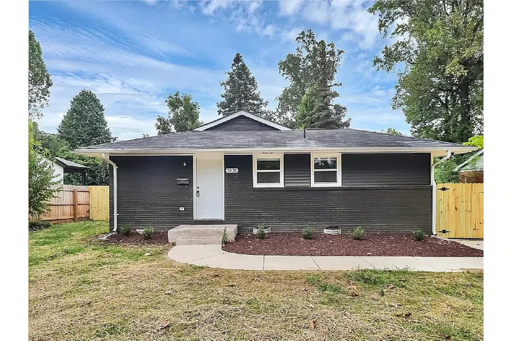 $980 : Great Location Family Home image 1