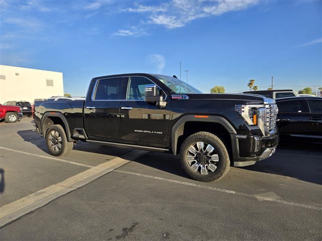 $81206 : Pre-Owned 2024 Sierra 2500HD image 1