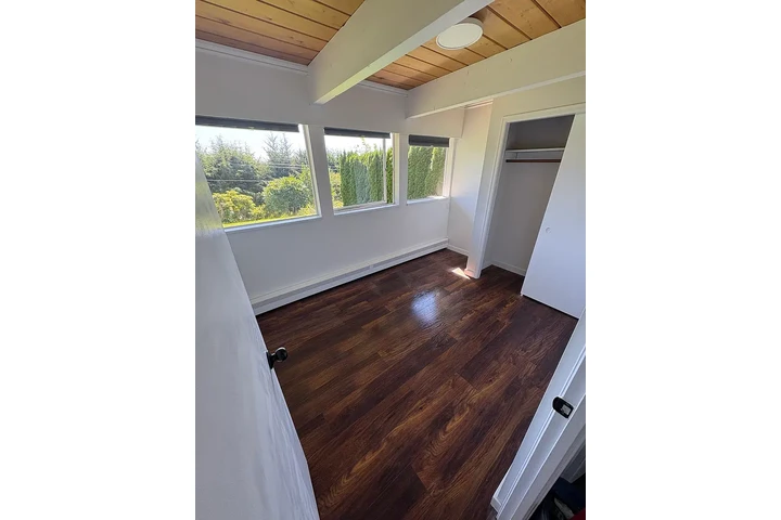 $1000 : easy access to transit image 4