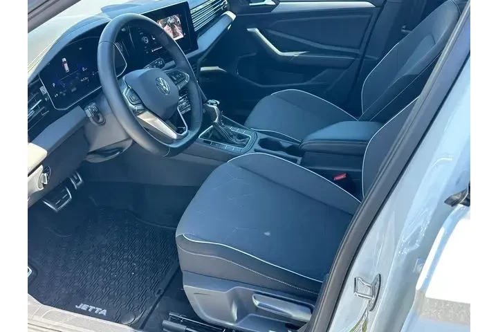 $20686 : Volkswagen Jetta 2025 Sport image 9