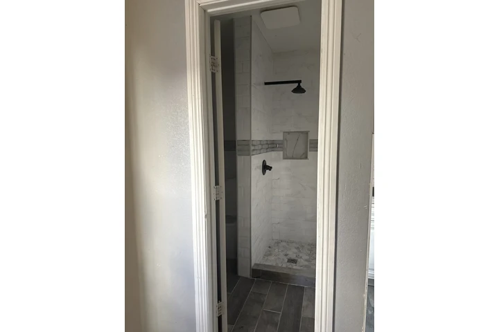 $1400 : Garage image 1