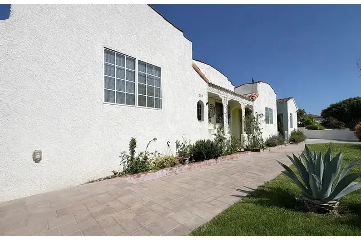 $1000 : Cozy 1BD/1BA Unit with Parking image 2