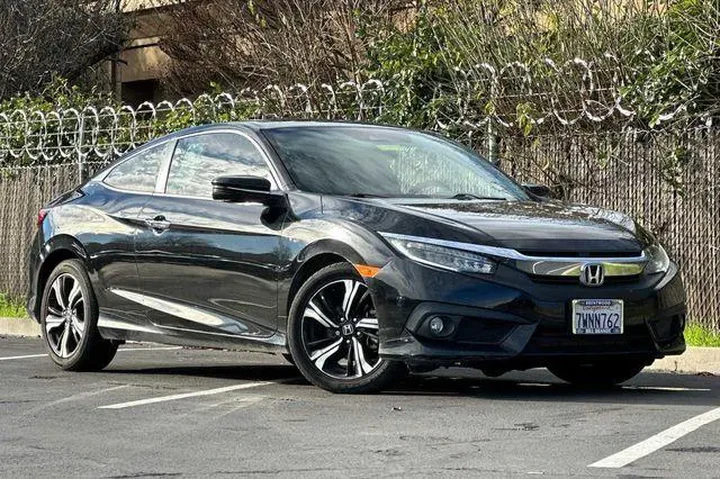 $18594 : Honda Civic 2017 Touring 2dr image 2