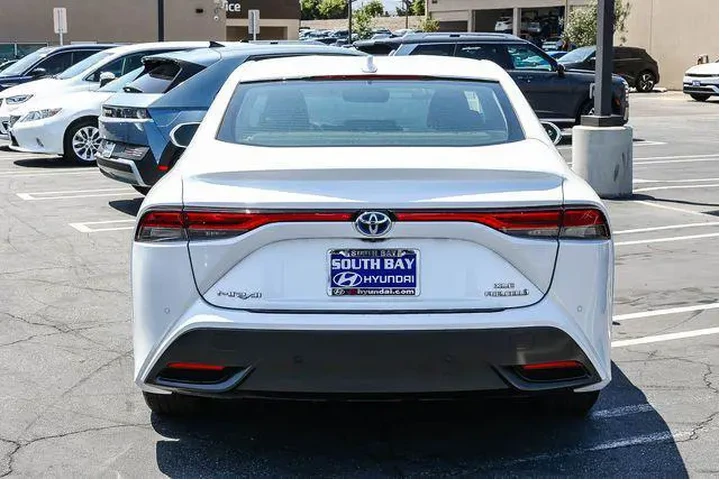 $9898 : Toyota Mirai 2022 XLE 4dr Se image 5