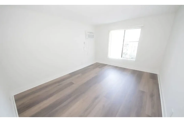 $1450 : 1 Bedroom unit in Lynwood image 2