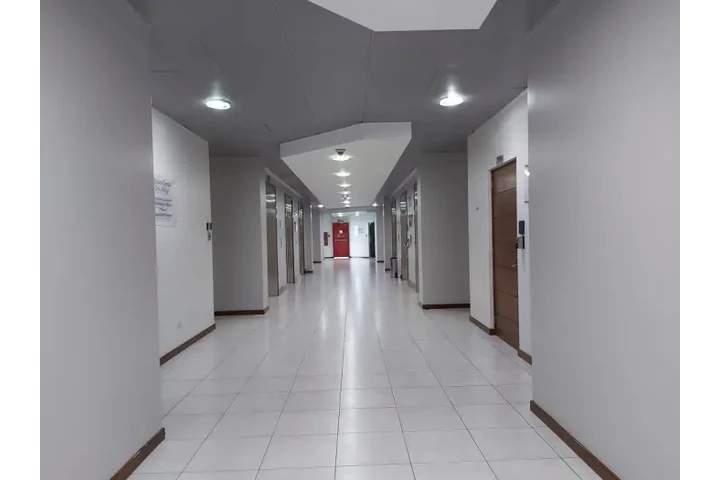 $1375 : Oficina en renta en zona 10 image 1