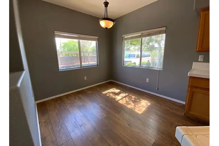 $1400 : Available 1Bedroom Apt  in LA image 7