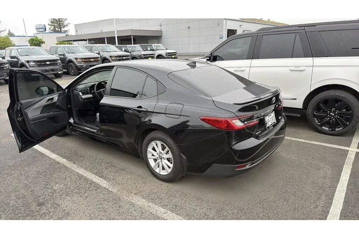 $27988 : Toyota Camry 2025 SE 4dr Sed image 1