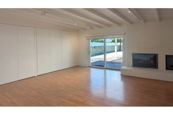 $2490 : 3 Bed 2 Bath in Vermont Square image 2