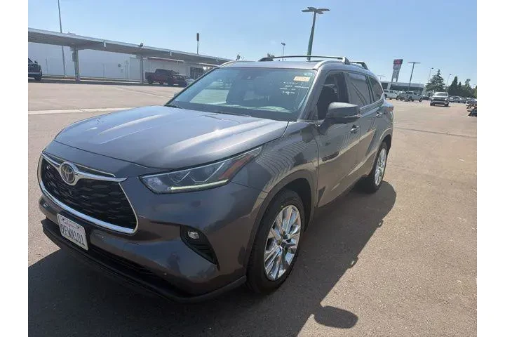 $39500 : Toyota Highlander 2023 LE 4d image 2