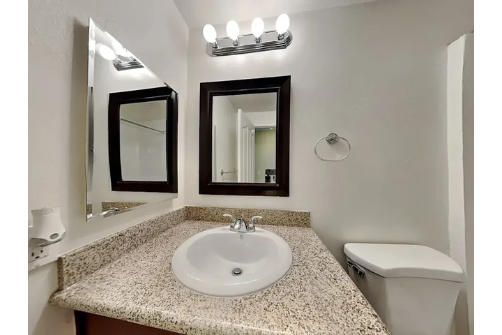 $2400 : 3 Bedroom home Available in LA image 8