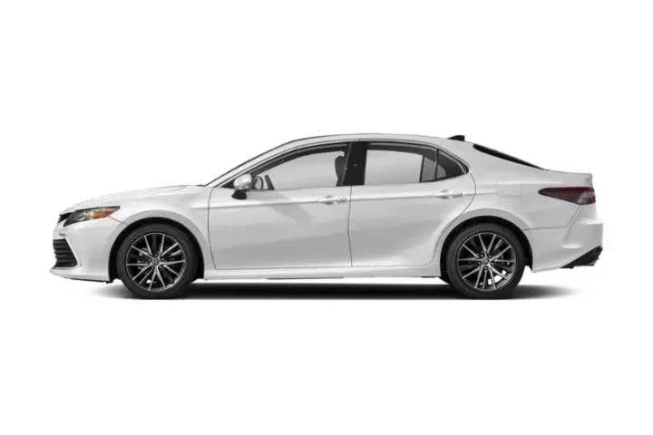 Toyota Camry 2024 XLE 4dr Se image 3