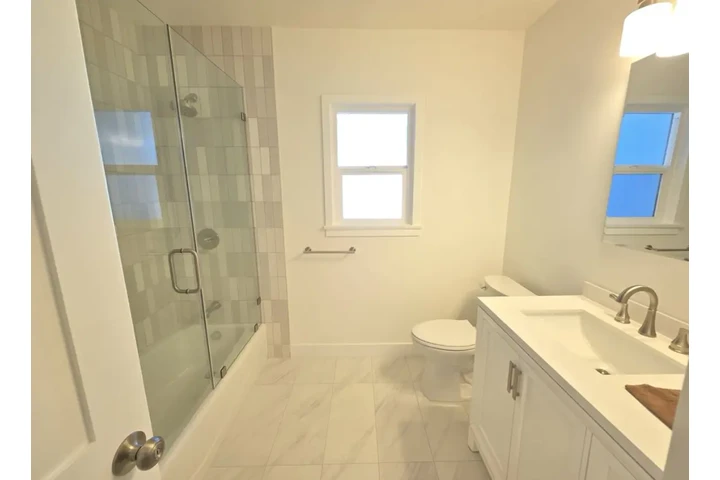 $2045 : Spacious 2 Bed Home in Lynwood image 10