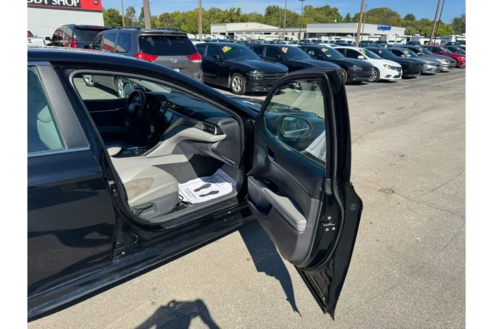 2018 Camry 4dr Sdn I4 Auto SE image 8