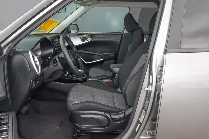 $17688 : 2023 Soul LX image 7