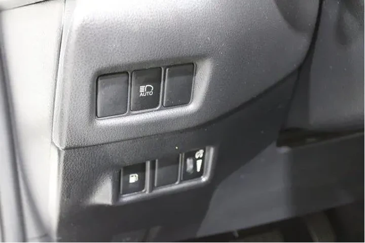 $17989 : Toyota C-HR 2019 XLE 4dr Cro image 8