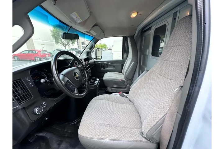 2022 Express G3500 image 9