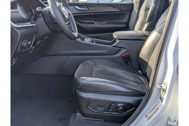 $35777 : Jeep Grand Cherokee L 2024 4 image 10