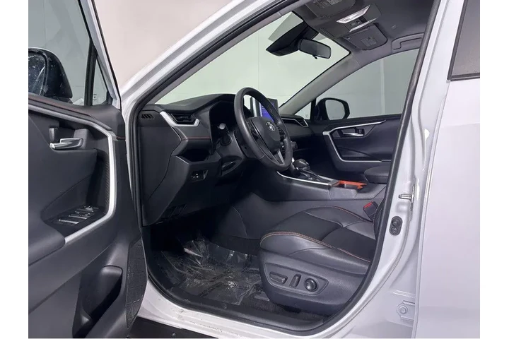 $31002 : Gold Certified2024 RAV4 Adven image 2