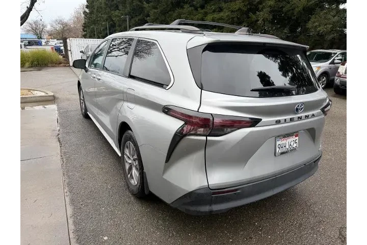 $37500 : Toyota Sienna 2023 LE 8-Pass image 3