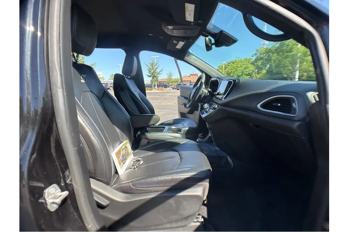 $30000 : 2022 Pacifica Touring L image 5