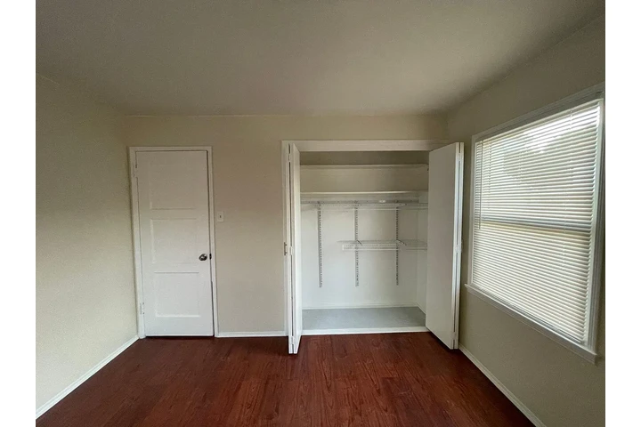 $800 : Spacious 2 bed, 1 bath freshl image 6