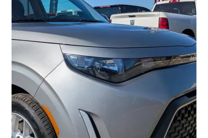 $15873 : Kia Soul 2023 LX 4dr Crossov image 9