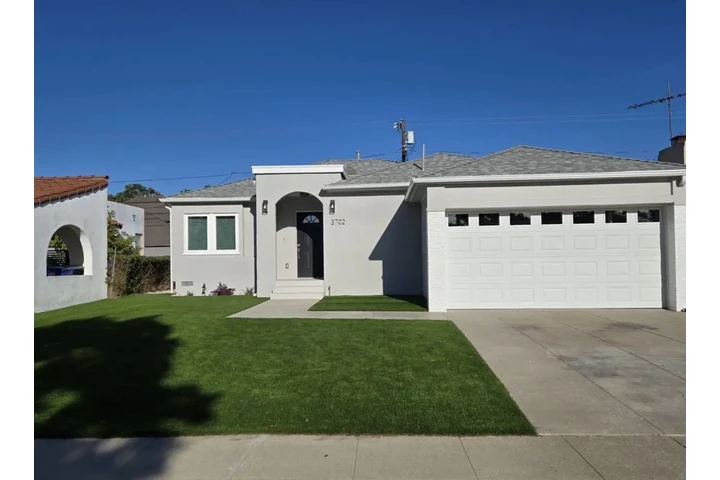 $1900 : Spacious Deck. image 1